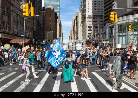 NEW YORK, USA, - 17 SETTEMBRE 2023. Attivisti ambientali e manifestanti per il cambiamento climatico che marciano in una manifestazione e fermano il traffico a New York Foto Stock