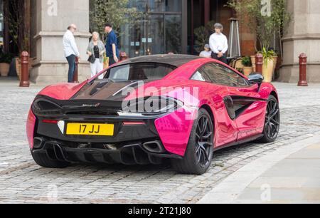 McLaren McLaren 570s è stato parcheggiato fuori dal St Pancras Renaissance Hotel per almeno due anni. Foto Stock