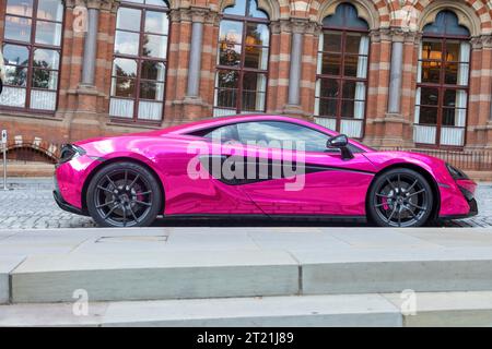 McLaren McLaren 570s è stato parcheggiato fuori dal St Pancras Renaissance Hotel per almeno due anni. Foto Stock