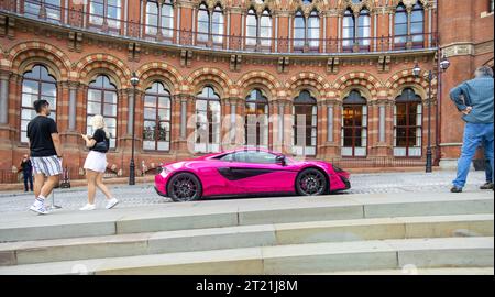 McLaren McLaren 570s è stato parcheggiato fuori dal St Pancras Renaissance Hotel per almeno due anni. Foto Stock