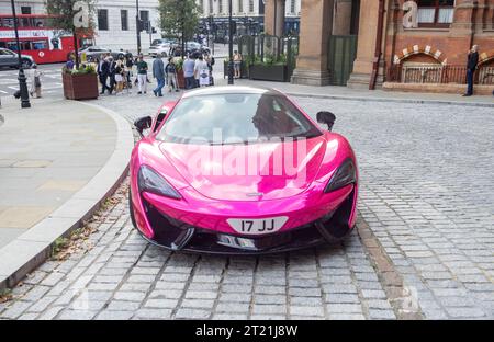 McLaren McLaren 570s è stato parcheggiato fuori dal St Pancras Renaissance Hotel per almeno due anni. Foto Stock