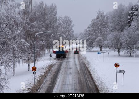 UMEA, SVEZIA L'11 DICEMBRE 2017. Macchine per la rimozione della neve in funzione lungo una strada. Caricatore e traffico. Uso editoriale. Foto Stock