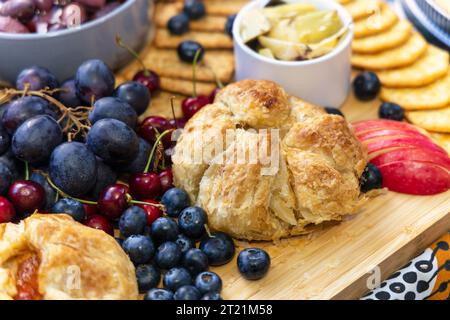 spuntini in tavola, uva, olive, pasticceria danese, biscotti, atcha, frutti di bosco, ciliegie e varie crocchine Foto Stock