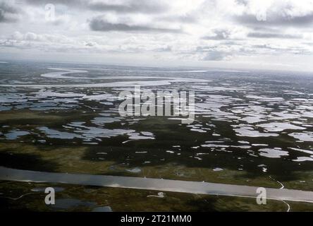 Zone umide del Delta dello Yukon NWR - Vista aerea; paesaggi; habitat. Soggetti: Scenics; Wetlands; Wildlife Refuges. Fish and Wildlife Service Site: RISERVA NATURALE NAZIONALE DEL DELTA DELLO YUKON. . 1998 - 2011. Foto Stock