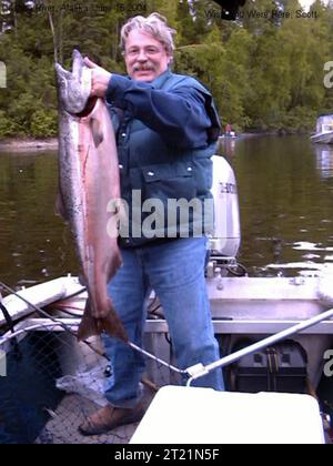 Pesca ricreativa del salmone per i re, o anche chiamato Chinook, nero o bocca nera, sul fiume Deshka, nell'Alaska centro-meridionale. Il Deshka è un affluente del fiume Susitna. Può essere raggiunto in un'ora di auto e con un giro in barca di 15 minuti, o in 30 minuti. Nota descrittiva: SOLO IMMAGINE ELETTRONICA (nessuna diapositiva/stampa disponibile). Oggetto: Pesca; gestione della pesca; pesca sportiva; attività ricreative; fiumi e torrenti; nautica. Località: Alaska. Foto Stock