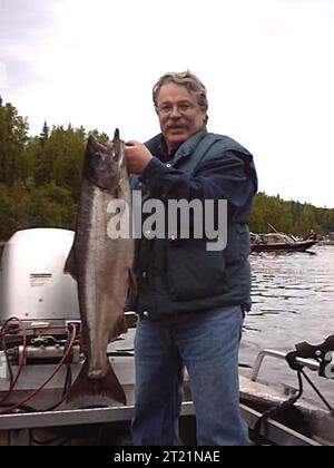 Pesca ricreativa del salmone per i re, o anche chiamato salmone chinook, sul fiume Deshka nell'Alaska centro-meridionale. Il Deshka è un affluente del fiume Susitna che scorre fino a Cooks Inlet vicino ad Anchorage. Può essere raggiunto in auto un'ora a nord dall'ANC. Soggetti: Salmone; salmone reale; salmone Chinook; Tyee; Blackmouth; salmone primaverile; Tule; attività ricreative; pesca sportiva; fiume Deshka. Foto Stock