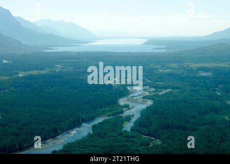 La fotografia aerea cattura l'ampio paesaggio del Togiak National Wildlife Refuge in Alaska, mettendo in evidenza la sua vasta e remota distesa di bellezza naturale. Foto Stock