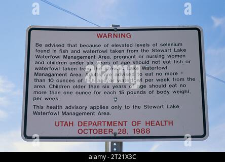 Segnale di avvertimento di salute pubblica per livelli elevati di selenio in pesci e uccelli acquatici prelevati dalla Stewart Lake Waterfowl Management area di Stewart, Utah, pubblicato dal Dipartimento della salute dello Utah. Materie: Scienze ambientali; contaminanti; qualità ambientale; pesca; impatti umani; caccia; laghi; inquinanti; inquinamento, acqua; uccelli acquatici; impatto della fauna selvatica; segnali. Raccolta: Scienze ambientali.. 1998 - 2011. Foto Stock