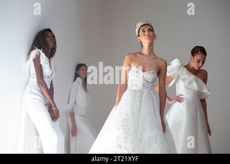 La modella indossa un abito da sposa Esther Noriega durante la presentazione della collezione OMNIA alla settimana della moda di Madrid. 8 settembre 2023 Spai featuring: Modello dove: Madrid, Spagna quando: 08 settembre 2023 crediti: Oscar Gonzalez/WENN Foto Stock