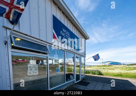 Hvammstangi, Islanda - 4 luglio 2023: All'esterno del famoso negozio della fabbrica di lana Kidka in Islanda, famoso per i suoi maglioni e prodotti a maglia Foto Stock