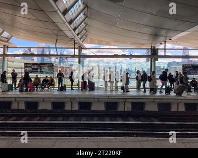 All'interno della stazione di Blackfriars. Vista dall'altra parte della piattaforma con lo skyline di Londra dietro. Foto Stock