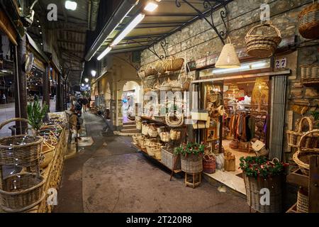 Affascinante Market Street con cesti e decorazioni di notte ad Antibes, Francia. Foto Stock