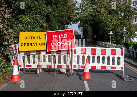 Cookham, Regno Unito. 16 ottobre 2023. Cookham Bridge attraverso il fiume Tamigi a Cookham, Berkshire, è chiuso oggi per le prossime 22 settimane, mentre sono stati eseguiti i lavori di manutenzione necessari per lo storico ponte classificato Grade II. I pedoni e i ciclisti potranno comunque attraversare il ponte, ma i veicoli no. Il traffico viene deviato attraverso Maidenhead. Le aziende di Cookham e del vicino villaggio di Bourne End temono che ciò comporti una perdita di entrate, tuttavia non hanno diritto a ricevere alcun indennizzo. Anche gli autobus sono deviati, vale a dire gli anziani in particolare con Be adverserl Foto Stock