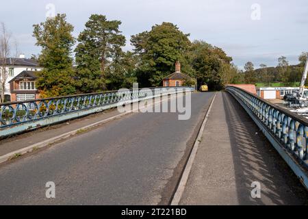 Cookham, Regno Unito. 16 ottobre 2023. Cookham Bridge attraverso il fiume Tamigi a Cookham, Berkshire, è chiuso oggi per le prossime 22 settimane, mentre sono stati eseguiti i lavori di manutenzione necessari per lo storico ponte classificato Grade II. I pedoni e i ciclisti potranno comunque attraversare il ponte, ma i veicoli no. Il traffico viene deviato attraverso Maidenhead. Le aziende di Cookham e del vicino villaggio di Bourne End temono che ciò comporti una perdita di entrate, tuttavia non hanno diritto a ricevere alcun indennizzo. Anche gli autobus sono deviati, vale a dire gli anziani in particolare con Be adverserl Foto Stock