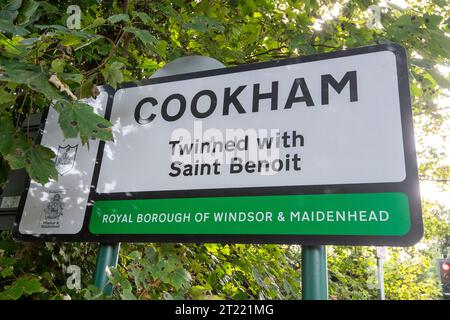 Cookham, Regno Unito. 16 ottobre 2023. Cookham Bridge attraverso il fiume Tamigi a Cookham, Berkshire, è chiuso oggi per le prossime 22 settimane, mentre sono stati eseguiti i lavori di manutenzione necessari per lo storico ponte classificato Grade II. I pedoni e i ciclisti potranno comunque attraversare il ponte, ma i veicoli no. Il traffico viene deviato attraverso Maidenhead. Le aziende di Cookham e del vicino villaggio di Bourne End temono che ciò comporti una perdita di entrate, tuttavia non hanno diritto a ricevere alcun indennizzo. Anche gli autobus sono deviati, vale a dire gli anziani in particolare con Be adverserl Foto Stock