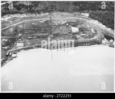 Immagine aerea che mostra il lago Hood ad Anchorage, Alaska, con attività degli aeromobili, piste d'acqua e disposizione degli aeroporti tipici dei primi siti di aviazione. Foto Stock