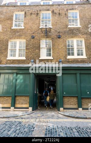 Facciata del Captain Kidd Pub a Wapping, Londra Foto Stock