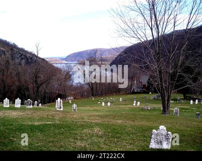 Vista del fiume Shenandoah e del paesaggio circostante dal cimitero Harpers Ferry, dove Virginia, West Virginia e Maryland si incontrano alla confluenza dei fiumi Potomac e Shenandoah. Foto Stock