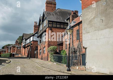 Case in mattoni rossi e legno incorniciato sulla Wordsworth Street acciottolata a Lincoln, Lincolnshire, Inghilterra Foto Stock