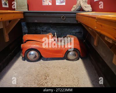 Una vecchia auto giocattolo di latta a Prideaux Place, Padstow, Cornovaglia, Inghilterra Foto Stock