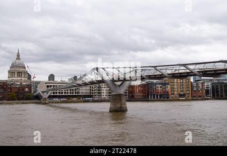 Londra, Regno Unito. 16 ottobre 2023. Una vista del Millennium Bridge e della Cattedrale di St Paul. Il ponte pedonale sul Tamigi è stato chiuso per tre settimane di riparazioni. Credito: Vuk Valcic/Alamy Live News Foto Stock