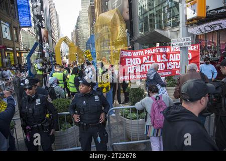 Raduno pro-palestinese a Times Square venerdì 13 ottobre 2023, mentre Gaza viene bombardata da Israele dopo che gli attentati terroristici di Hamas su Israele hanno brutalmente ucciso molti civili. Foto Stock