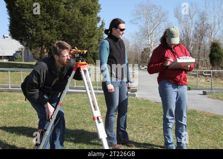 Studenti che frequentano il corso FIS3200 Stream Habitat Measurement Techniques presso lo U.S. Fish and Wildlife Service's Foto Stock