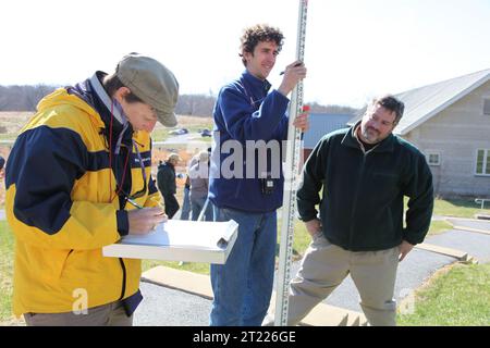 Studenti che frequentano il corso FIS3200 Stream Habitat Measurement Techniques presso lo U.S. Fish and Wildlife Service's Foto Stock