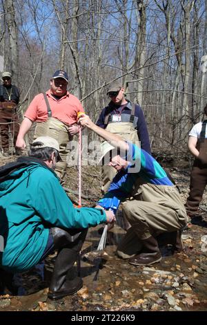 Studenti che frequentano il corso FIS3200 Stream Habitat Measurement Techniques presso lo U.S. Fish and Wildlife Service's Foto Stock