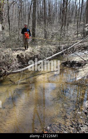 Studenti che frequentano il corso FIS3200 Stream Habitat Measurement Techniques presso lo U.S. Fish and Wildlife Service's Foto Stock