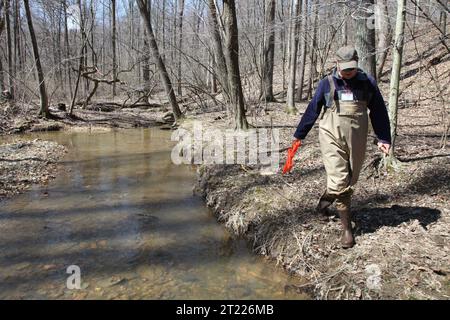 Studenti che frequentano il corso FIS3200 Stream Habitat Measurement Techniques presso lo U.S. Fish and Wildlife Service's Foto Stock