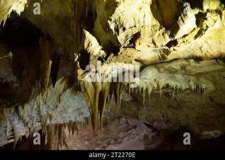 La grotta è carsica, con una vista incredibile di stalattiti e stalagniti illuminata da luce brillante, una splendida attrazione naturale in un luogo turistico. Foto Stock