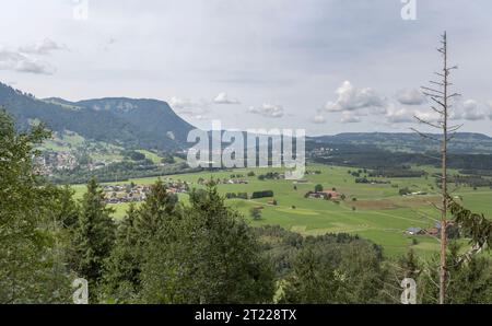 Paesaggio di montagna aereo con la verde valle del fiume Iller, scattato in una luce estiva brillante da Weinberghohe vicino a Burgberger, Allgaeu, Baviera, Germania Foto Stock