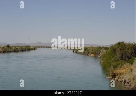 Il fiume Colorado vicino al Cibola National Wildlife Refuge. Soggetti: Fiumi e ruscelli; ambienti riparici; rifugi faunistici. Ubicazione: Arizona; California. Fish and Wildlife Service Site: RISERVA NATURALE NAZIONALE DI CIBOLA. Foto Stock