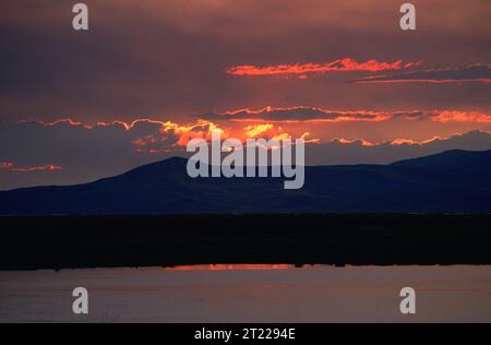 Uno splendido tramonto sul Red Rock Lakes National Wildlife Refuge in Montana, con le Centennial Mountains che offrono uno sfondo panoramico. Il rifugio è rinomato per la sua bellezza naturale e i suoi paesaggi sereni. Ubicazione: Montana. Foto Stock