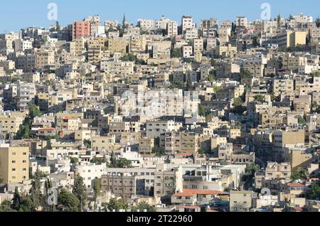 Vista di Amman Jordan sugli alloggi residenziali sulle numerose colline della città del campidoglio, vista dalla cima della collina della Cittadella nell'agosto 2023 Foto Stock