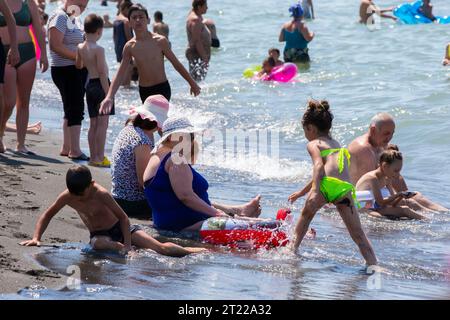 6 agosto 2022. Georgia. Villaggio Ureki. Spiaggia centrale con sabbia nera magnetica. La gente si rilassa sulla spiaggia affollata. Foto Stock