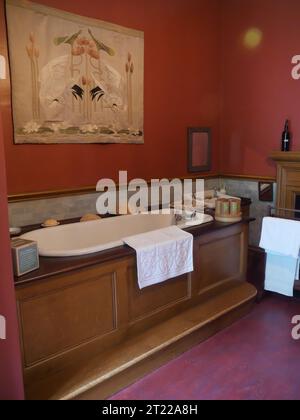 Bagno vittoriano nella villa padronale Lanhydrock in Cornovaglia, Inghilterra Foto Stock