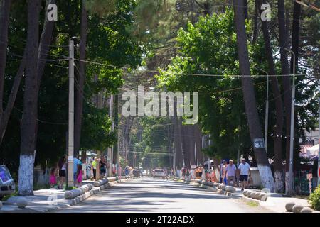 6 agosto 2022. Georgia, villaggio Ureki. Una strada di passaggio in un villaggio georgiano di villeggiatura. Foto Stock