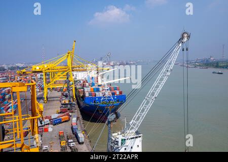 Vista aerea del porto di Chittagong. È il principale porto marittimo del Bangladesh. Situato nella città portuale del Bangladesh di Chittagong e sulle rive del Karnaphu Foto Stock