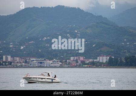 7 agosto 2022. Georgia. Batumi. Barche a motore sul mare sullo sfondo delle montagne georgiane. Foto Stock