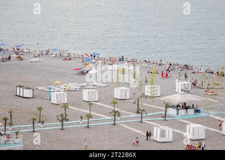 7 agosto 2022. Georgia. Batumi. Spiaggia di Batumi con persone riposanti, vista dall'alto. Foto Stock