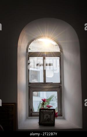 8 agosto 2022. Georgia. Villaggio Chakvi. Un raggio di sole irrompe attraverso la finestra della chiesa. Foto Stock