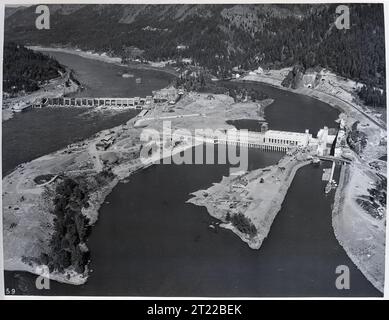 Una fotografia aerea della diga di Bonneville sul fiume Columbia, che mostra la sua vasta portata e importanza per la gestione regionale delle acque e la generazione di energia. Foto Stock