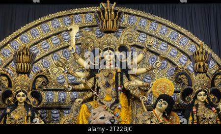 Howrah, Bengala Occidentale, India- 4 ottobre 2022 : l'idolo Durga splendidamente decorato viene adorato all'interno del puja pandal. Durga Puja festival degli indù. Foto Stock
