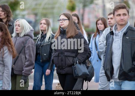 7 maggio 2023. Bielorussia, Gomel. Central Street. Un gruppo di persone in abiti informali cammina lungo una strada cittadina. Foto Stock