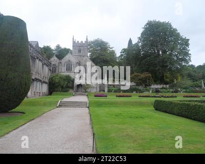 Vista del giardino e della chiesa presso la Lanhydrock Manor House in Cornovaglia, Inghilterra Foto Stock