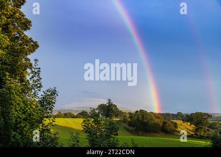 Un forte arcobaleno estivo (quasi un doppio) a Irthington, Cumbria, Inghilterra Regno Unito Foto Stock