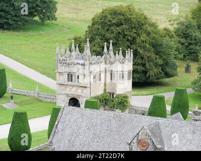 Vista del giardino e della chiesa presso la Lanhydrock Manor House in Cornovaglia, Inghilterra Foto Stock