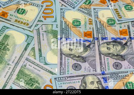 una pila di banconote da 100 dollari sparse sul tavolo Foto Stock